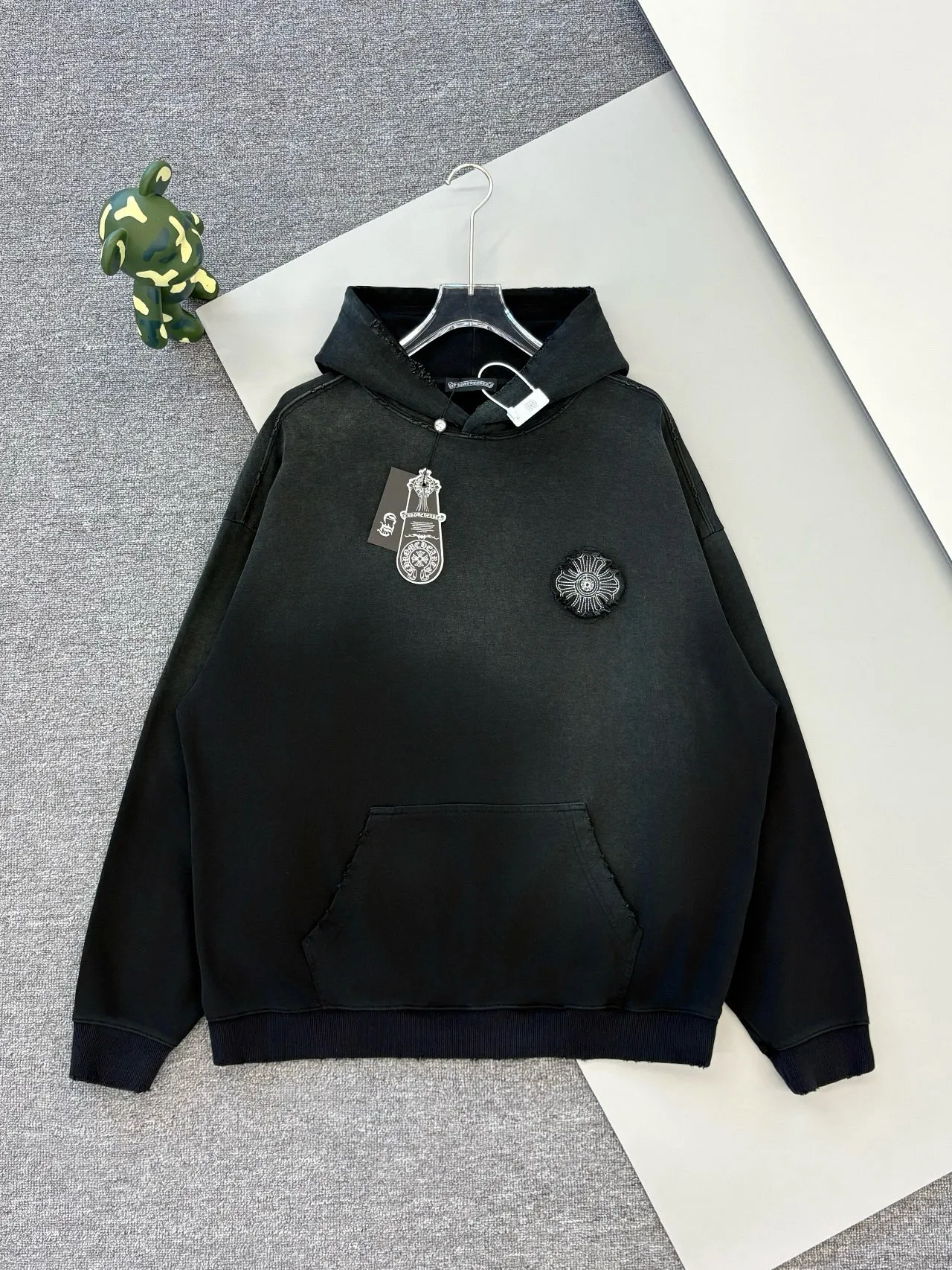 P340 [Higher version] Chrome Hearts*Chrome heart patch embroidered horseshoe logo‼ ️Hooded sweatshirt *Made of double-strand double yarn 430g pure cotton sweatshirt fabric. The fabric is woven with double-strand twisting, which is 40% stronger than single-strand yarn, forming a three-dimensional texture similar to the texture of tripe. It not only maintains the moisture absorption and breathability of pure cotton, but also achieves "softness but not collapse" through double-strand thickening. The whole strip is scanned and sprayed with technology The washing process produces a natural fading effect in parts, and the os version has a more lazy and loose feel. *Laser burnt patch embroidery➕Frayed process: micro-label on the chest patch, large logo horseshoe pattern on the back, heavy laser burnt three-dimensional patch embroidery pattern design, washed and frayed, and the overall garment presents a lazy style. *Whether it is for daily outings or sports and fitness, it can show your trendy attitude and become the focus of the street, with all three standards. Unisex style 𝐂𝐎𝐋𝐎𝐔𝐑: white blue black 𝐒𝐈𝐙𝐄: S-XL